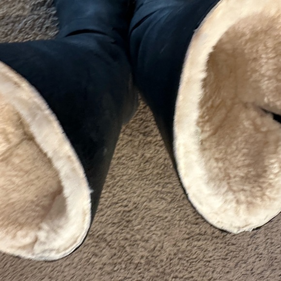 Ugg genuine leather winter boots black. Size 10.  Sheepskin lining F3010D. - Picture 8 of 14